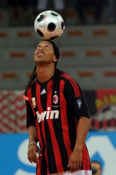 ronaldinhoacmilanwallpaper0395x594_592951_54647.jpg